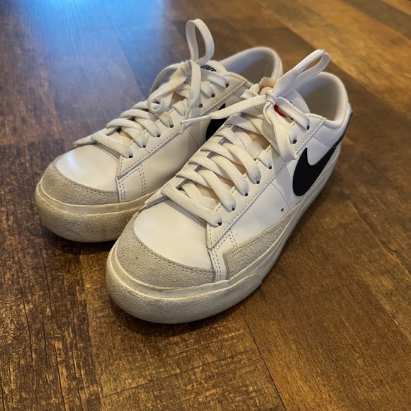 NIke Platform Sneaker - Picture 1 of 5